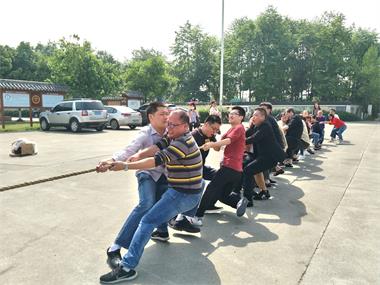 勞動最美、團結(jié)拼搏”拔河比賽