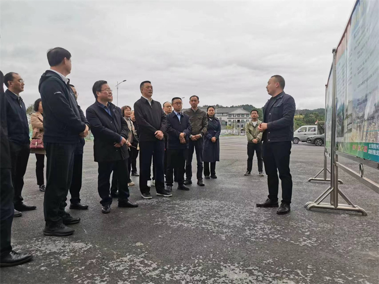 自貢市人大常委會副主任、民建自貢市委主委王孝謙一行考察四川供銷西南冷鏈物流基地